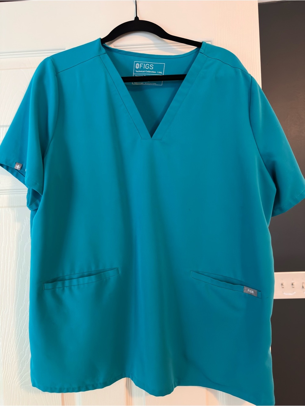 Figs Women's Short Sleeve V-Neck Top in Teal